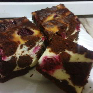 Шоколадный брауни с творогом и вишней