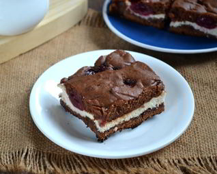 Шоколадный брауни с вишней