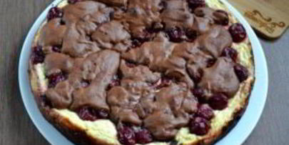 шоколадный брауни с вишней