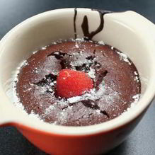 Рецепт Шоколадные пирожные с клюквенным соусом