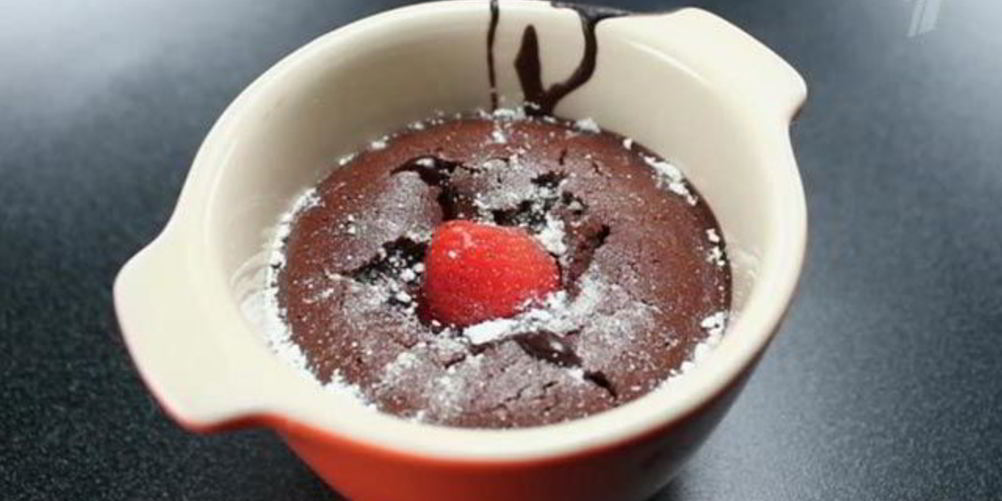 Рецепт шоколадные пирожные с клюквенным соусом