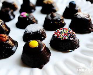 Шоколадные пирожные в сливочной глазури