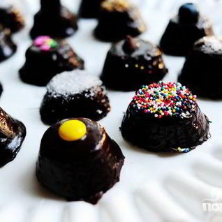 Шоколадные пирожные в сливочной глазури