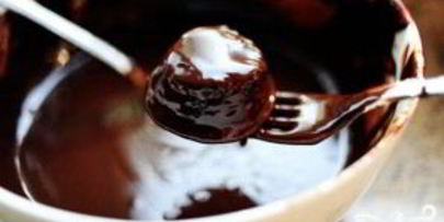 шоколадные пирожные в сливочной глазури