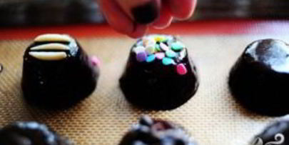 шоколадные пирожные в сливочной глазури