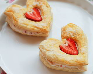 Слоеное пирожное с клубникой и маскарпоне