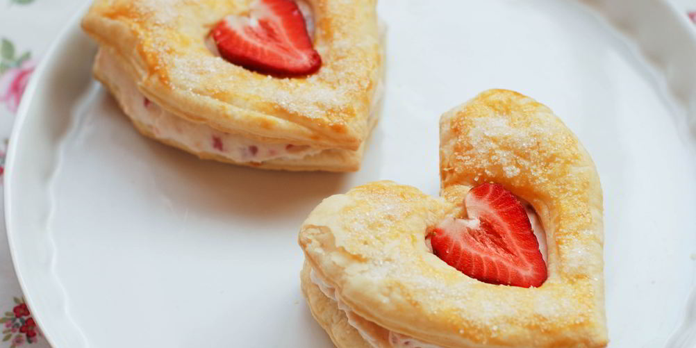 Рецепт слоеное пирожное с клубникой и маскарпоне