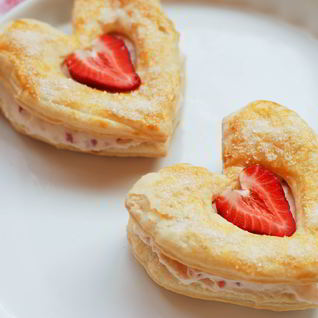 Слоеное пирожное с клубникой и маскарпоне