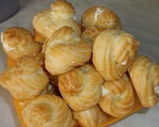 Заварные пирожные с кремом из сгущенного молока и масла