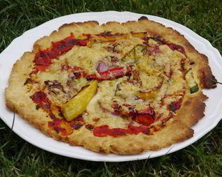 Быстрая пицца с перцем, цукини и красным луком