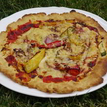 Рецепт Быстрая пицца с перцем, цукини и красным луком