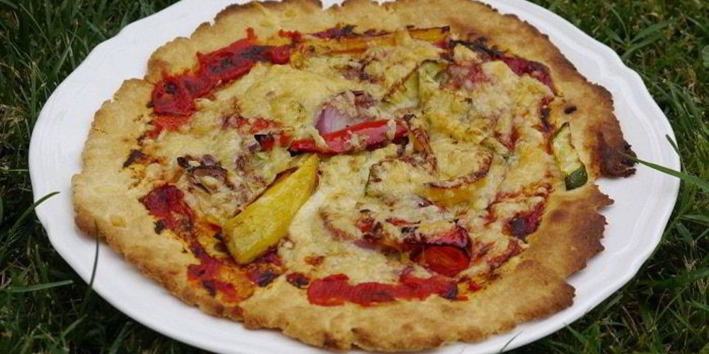 Рецепт быстрая пицца с перцем, цукини и красным луком