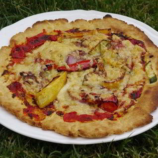 Быстрая пицца с перцем, цукини и красным луком