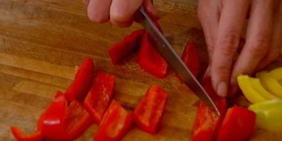 быстрая пицца с перцем, цукини и красным луком