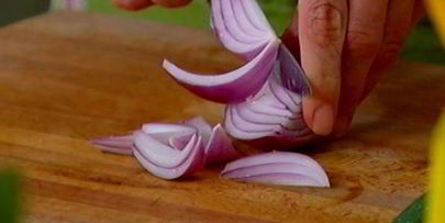 быстрая пицца с перцем, цукини и красным луком