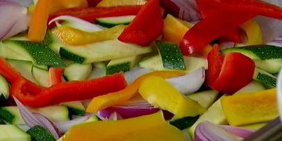 быстрая пицца с перцем, цукини и красным луком