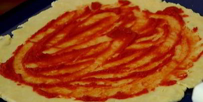 быстрая пицца с перцем, цукини и красным луком