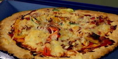 быстрая пицца с перцем, цукини и красным луком