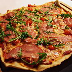 Пицца с помидорами