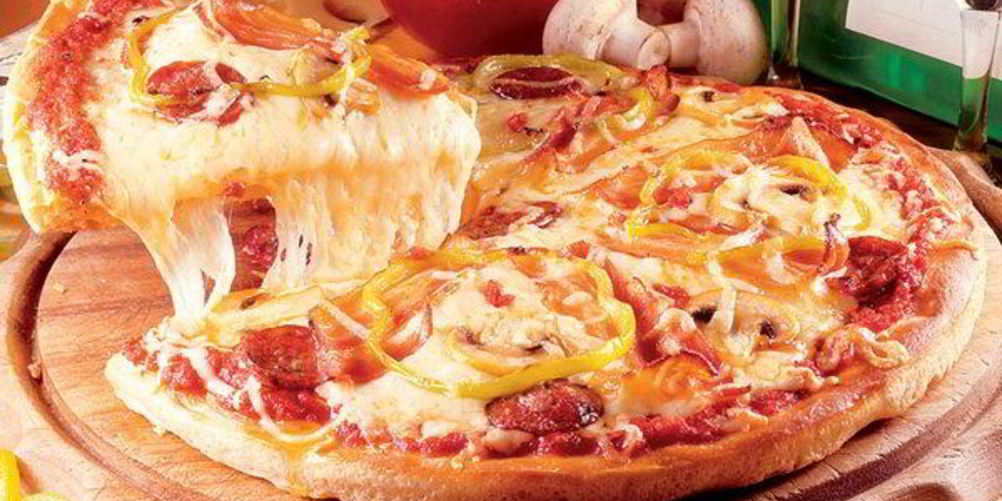 Рецепт домашняя пицца с колбасой и оливками