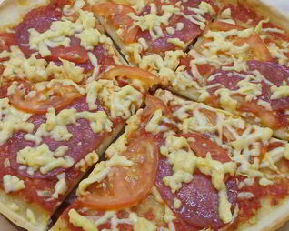 Домашняя пицца с копченой колбасой