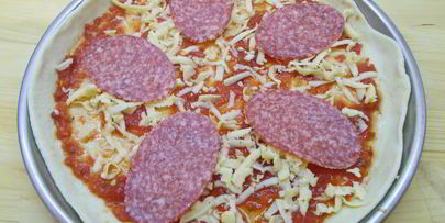 домашняя пицца с копченой колбасой