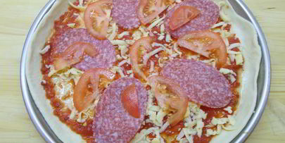 домашняя пицца с копченой колбасой