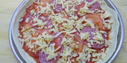 домашняя пицца с копченой колбасой