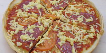 домашняя пицца с копченой колбасой