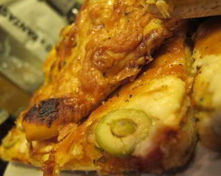 Домашняя пицца с семгой, оливками и орегано