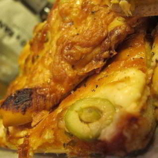 Домашняя пицца с семгой, оливками и орегано