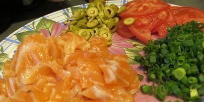 домашняя пицца с семгой, оливками и орегано