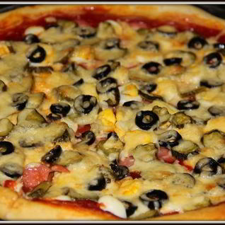 Дрожжевая пицца с колбасой