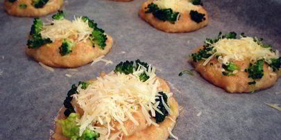 мини-пиццы на заварном тесте с пармезаном и брокколи