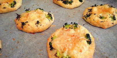 мини-пиццы на заварном тесте с пармезаном и брокколи
