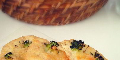 мини-пиццы на заварном тесте с пармезаном и брокколи