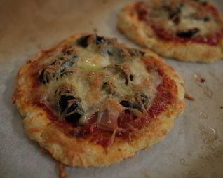 Мини-пиццы с копченой индейкой и оливками