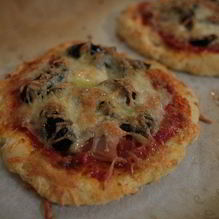 Рецепт Мини-пиццы с копченой индейкой и оливками