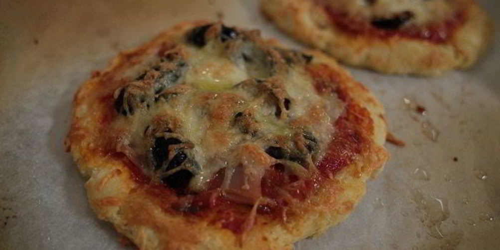 Рецепт мини-пиццы с копченой индейкой и оливками