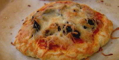 мини-пиццы с копченой индейкой и оливками