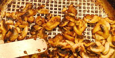 мясная пицца с мясом и грибами