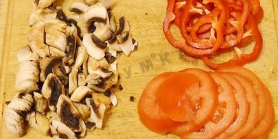 мясная пицца с мясом и грибами