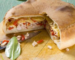 Пицца-кальцоне с копченой курицей