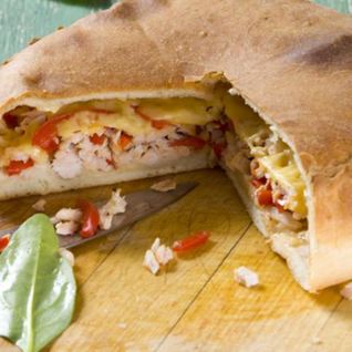 Пицца-кальцоне с копченой курицей