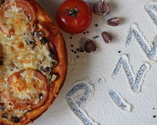 Пицца на итальянском тесте