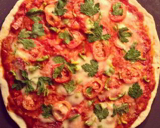 Пицца на красном соусе с говядиной