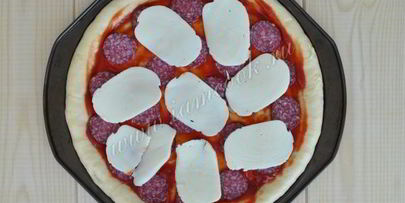 пицца пепперони с жаренной моцареллой