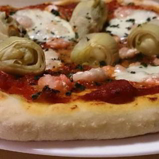 Пицца Посейдон с артишоками и креветками