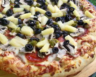 Пицца с ананасами и грибами