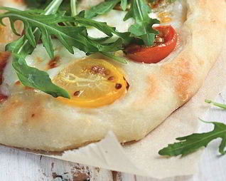 Пицца с черри, моцареллой и рукколой